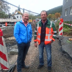 Michael Sittler mit dem zuständigen Mitarbeiter des Landesbetriebs Straßen NRW, Herrn Kreher.