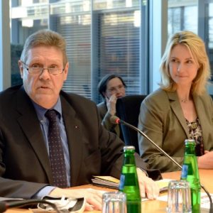 Willi Brase gemeinsam mit der Bundesministerin Manuela Schwesig im Unterausschuss Bürgerschaftliches Engagement. ((c) Deutscher Bundestag/Achim Melde)"
