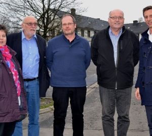 Tanja Wagener besuchte zusammen mit Landrat Andreas Müller (r.) die Flüchtlingsunterkunft in Burbach. Ihre Gesprächspartner waren(v.l.n.r.): DRK-Mitarbeiter H. Multhaup, Einrichtungsleiter L. Gotthardt und Landesrotkreuzleiter H.-W. Upphoff.