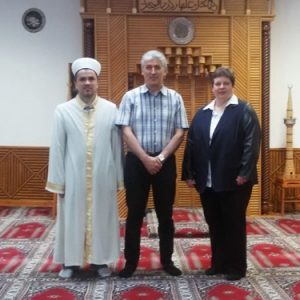 Tanja Wagener (r.) mit dem Imam (l.) der Selimiye Moschee und dem Moscheeführer Önder Sahin (m.) im Gebetsraum der Selimiye Moschee in Geisweid.