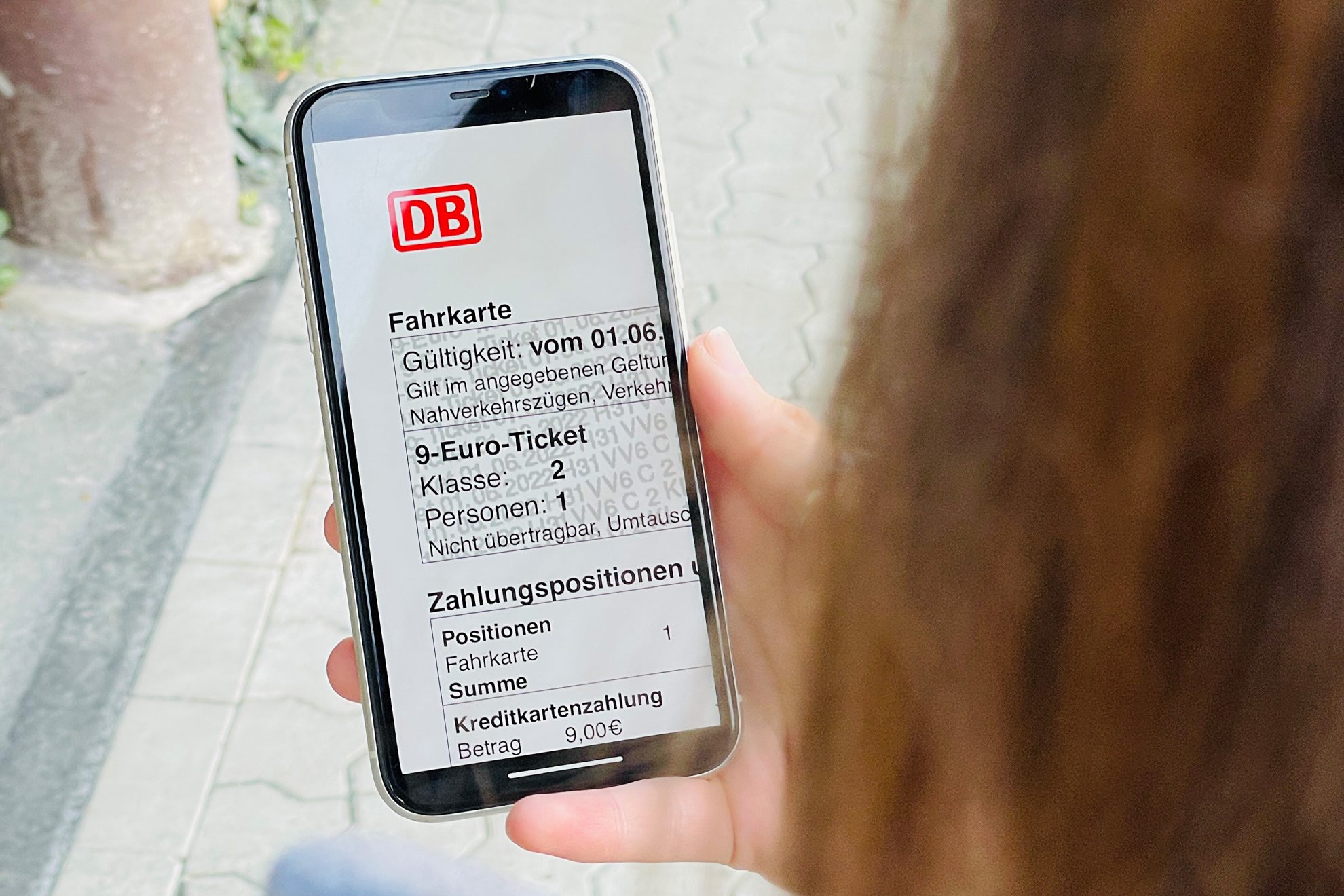 Das 9-Euro-Ticket digital auf einem Smartphone.